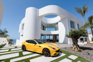 ein gelbes Auto, das vor einem Haus parkt in der Unterkunft KARAT Villa Fibonacci in Adeje