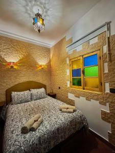une chambre avec un lit, une fenêtre et un lustre dans l'établissement Entire Riad For Rent - Steps From Kasbah Museum, à Tanger 79 autres photos