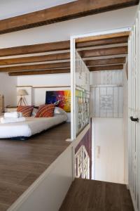 een slaapkamer met een bed in het midden van een kamer bij Le St Roch 2 in Menton