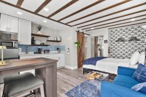 Kuchyň nebo kuchyňský kout v ubytování Winter Getaway! Walkable to Beach Access, Restaurants & Nightlife! Beach Equipment Included & Pet Friendly!