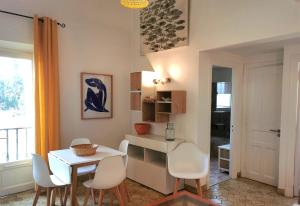 jadalnia z białym stołem i krzesłami w obiekcie Appartement 4 en duplex - LES SUITES DE ROBINSON - Résidence avec piscine en bord de Siagne, à Mandelieu-La-Napoule w mieście Mandelieu-la-Napoule