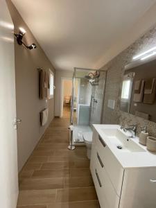 ein Badezimmer mit Waschbecken, Toilette und Dusche in der Unterkunft CasaAmena in Nardò