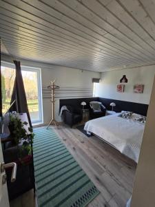 Store MerløseSkee overnatning的带一张大床和一张沙发的卧室