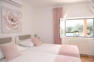 Apartman Rita with pool في قشتيلا: غرفة نوم بسرير أبيض ونافذة +52 صورة