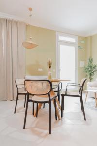 a dining room with a table and chairs at Apartamento Don Marcos B in Badajoz +33 photos