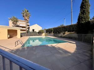 Bazén v ubytovaní Appartement 2P pour 4 pers avec piscine, clim, proche plages et commerces - FR-1-226B-136 alebo v jeho blízkosti
