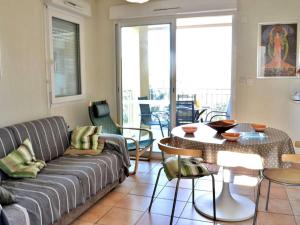 Posedenie v ubytovaní Appartement 2P pour 4 pers avec piscine, clim, proche plages et commerces - FR-1-226B-136