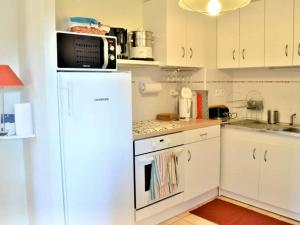 Kuchyňa alebo kuchynka v ubytovaní Appartement 2P pour 4 pers avec piscine, clim, proche plages et commerces - FR-1-226B-136