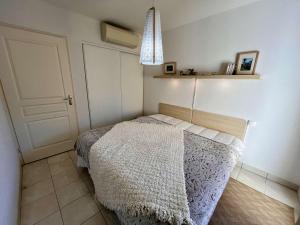 Posteľ alebo postele v izbe v ubytovaní Appartement 2P pour 4 pers avec piscine, clim, proche plages et commerces - FR-1-226B-136