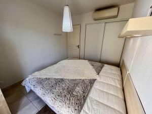 Posteľ alebo postele v izbe v ubytovaní Appartement 2P pour 4 pers avec piscine, clim, proche plages et commerces - FR-1-226B-136