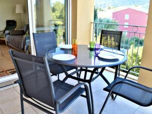Posedenie v ubytovaní Appartement 2P pour 4 pers avec piscine, clim, proche plages et commerces - FR-1-226B-136