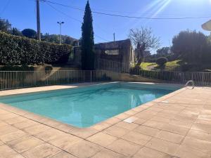 Bazén v ubytovaní Appartement 2P pour 4 pers avec piscine, clim, proche plages et commerces - FR-1-226B-136 alebo v jeho blízkosti