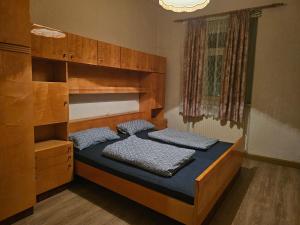 a bedroom with a bed with two pillows on it at Unterkunft für Familien, Montagen arbeiter, und und und, Sweet Home in Roßwein