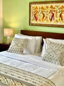 Postel nebo postele na pokoji v ubytování Ellies Hotel