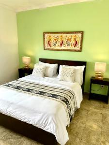 Postel nebo postele na pokoji v ubytování Ellies Hotel