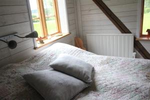 Postel nebo postele na pokoji v ubytování Kolarbo Gård B&B