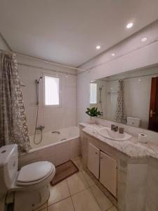 ein Badezimmer mit Toilette, Badewanne und Waschbecken in der Unterkunft Cosy 2 S prêt du carrefour in Sidi Daoud