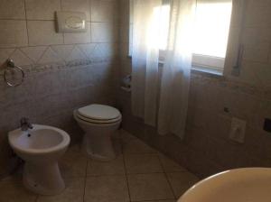 La salle de bains est pourvue de toilettes et d'un lavabo. dans l'établissement B&B Spano', à Reggio de Calabre