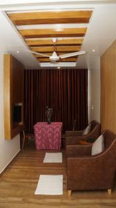 - un salon avec un canapé et une table dans l'établissement Kani Residency Hotel, à Thoothukudi