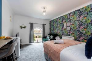 Un dormitorio con una cama, una mesa y una silla. en Cosy Studio Apartment Town Centre Location, en Middlesbrough