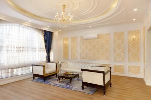 Una sala de estar con un sofá y una lámpara de araña. en Le Glamour Resort & Wellness Spa, en Pokhara