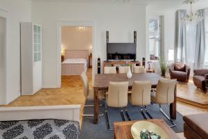 een woonkamer en eetkamer met een tafel en stoelen bij Old Town Square Apartments in Praag