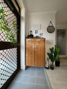 Zimmer mit einem Holzschrank und einer Tür in der Unterkunft Sky Haenggung in Suwon