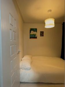 ein Schlafzimmer mit einem weißen Bett und einer weißen Tür in der Unterkunft Sky Haenggung in Suwon + 19 Fotos