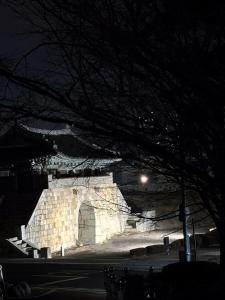 ein Gebäude ist nachts mit einer Straße beleuchtet in der Unterkunft Sky Haenggung in Suwon