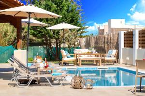 Piscina de la sau aproape de Eliomar Beachside Villa