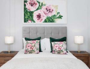 En eller flere senge i et værelse på Eden House - Beach Apartments & Suites + 7 billeder