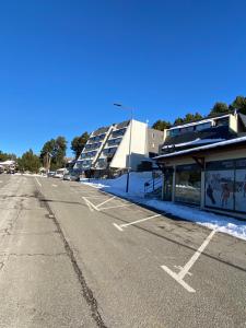 ein leerer Parkplatz vor einem Gebäude in der Unterkunft Appartement face aux montagnes - Belle étoile in Eyne