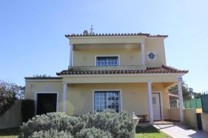 una casa con una torre encima en Chalé da Malvarosa, en Atouguia da Baleia