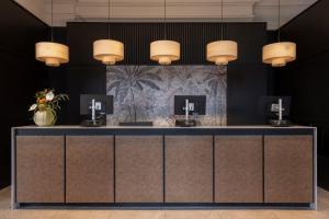 una hall con reception con luci di Apex Waterloo Place Hotel a Edimburgo