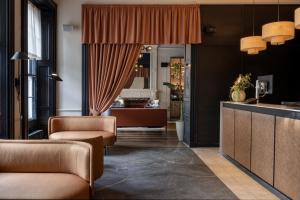 un soggiorno con due sedie e un tavolo di Apex Waterloo Place Hotel a Edimburgo