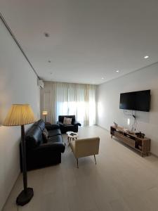Televisyen dan/atau pusat hiburan di Calme S1 avec Jardin dans un Hotel