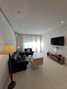 Televisyen dan/atau pusat hiburan di Calme S1 avec Jardin dans un Hotel