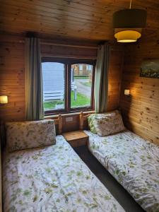 Ένα ή περισσότερα κρεβάτια σε δωμάτιο στο Shorefield Lodge by the Lake