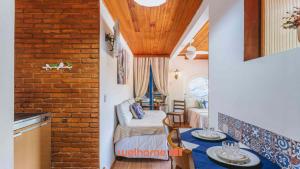 a room with a bed and a table in a room at Flat com vista para a montanha e charme em condominio em Petropolis in Petrópolis +44 photos
