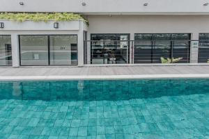 Actual - SmartHouse内部或周边的泳池