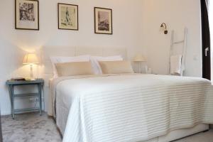 1 dormitorio con 1 cama blanca grande y 2 lámparas en Sea View House Olja, en Rovinj