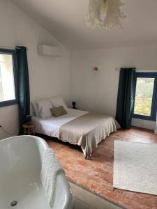 Postel nebo postele na pokoji v ubytování Maison d'hôtes la Doma Venterol chambres & SPA