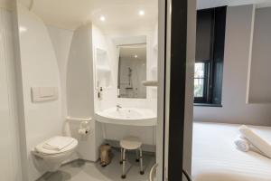 Koupelna v ubytování easyHotel Victoria