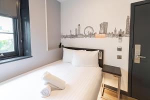 Postel nebo postele na pokoji v ubytování easyHotel Victoria