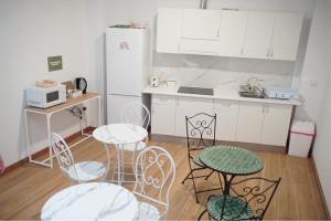 Kuchyň nebo kuchyňský kout v ubytování Aiora Hostel