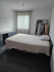 Ένα ή περισσότερα κρεβάτια σε δωμάτιο στο Maison de village +2 φωτογραφίες