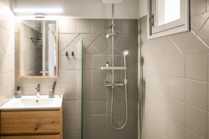 Ένα μπάνιο στο Celestia Roοms and Apartments +63 φωτογραφίες