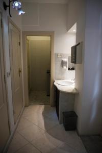 シラクーサにあるSognando Ortigiaの小さなバスルーム(洗面台、トイレ付)