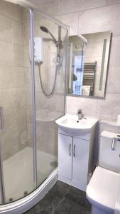 ein Badezimmer mit Dusche, Waschbecken und Toilette in der Unterkunft 5 Penhale in Perranporth + 19 Fotos