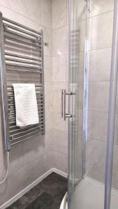 eine Dusche mit Glastür im Badezimmer in der Unterkunft 5 Penhale in Perranporth